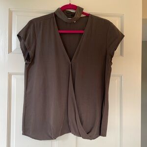 Selling a Bella Dahl woman’s blouse. Beautiful lines and smart neck band.